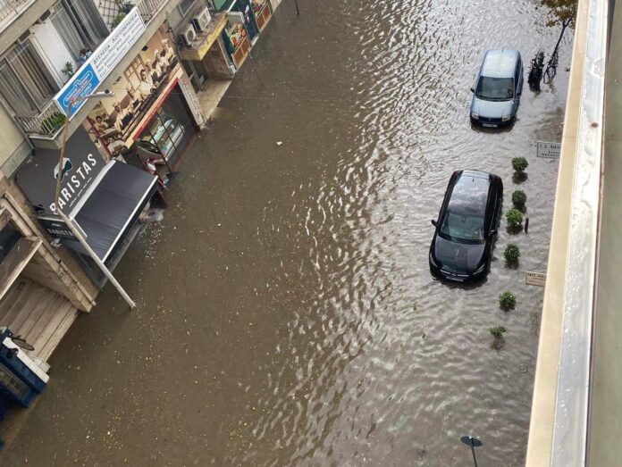 Πλημμύρισαν δρόμοι στο Βόλο