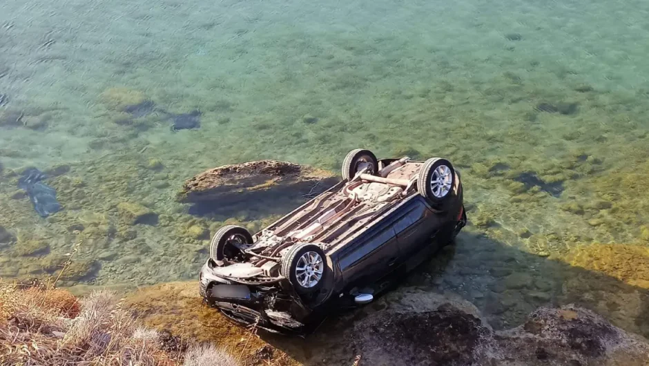 Βραυρώνα: Άφησαν το αυτοκίνητο να πάνε για μπάνιο κι αυτό… κατέληξε στη θάλασσα