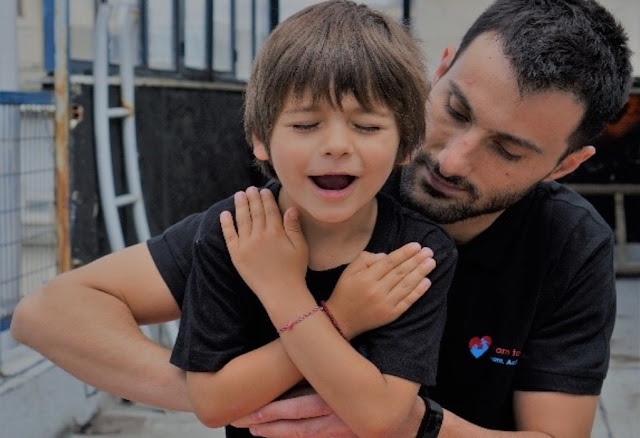 Παιδιά & βρέφη: Πώς δίνουμε Πρώτες Βοήθειες σε περίπτωση πνιγμονής