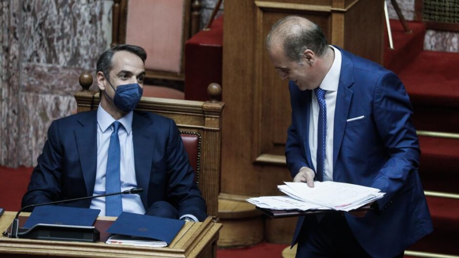 ΝΔ / Γαλάζιες πιρουέτες γύρω από τον Βελόπουλο