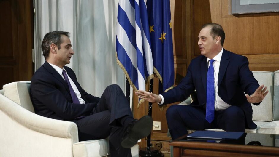 ΝΔ / Λοξές ματιές προς τα άκρα δεξιά