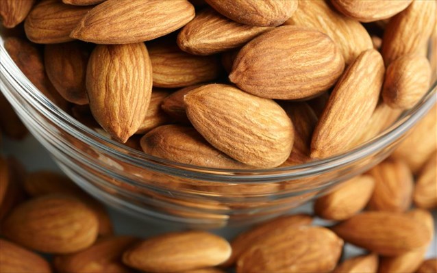 Αμύγδαλα: Η διατροφική τους αξία και οι λόγοι που θα μπορούσαμε να τα μουλιάζουμε πριν τα φάμε
