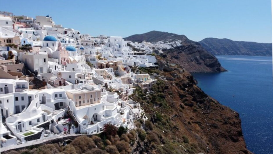 Σαντορίνη: Εκπαιδευτικοί κοιμούνται σε σχολεία και αυτοκίνητα επειδή δεν βρίσκουν σπίτι για να νοικιάσουν