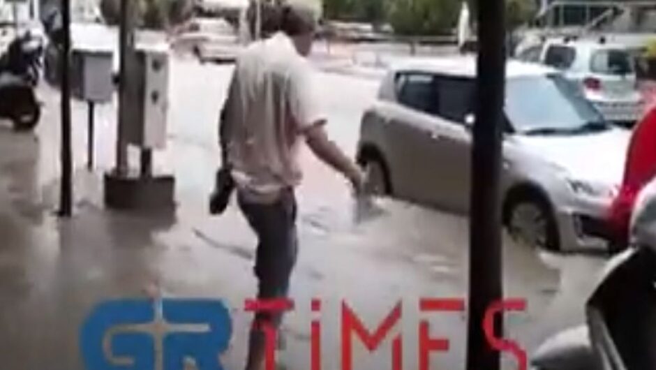 Θεσσαλονίκη: Πήγε για καφέ και παραλίγο να… κολυμπήσει- Πώς έφτασε στο ΙΧ του που «βούλιαξε» στη νεροποντή (βίντεο)
