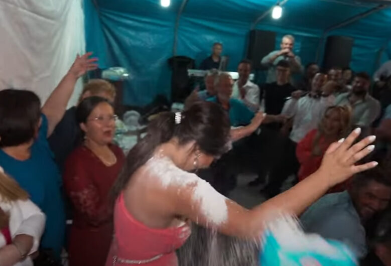 «Αλεύρωσαν» τη νύφη σε προγαμιαίο γλέντι στα Τρίκαλα (βίντεο)