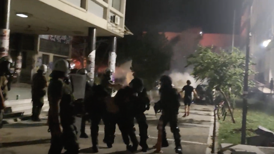 Ο απόλυτος πανικός στο ΑΠΘ: Η στιγμή που δυνάμεις της ΕΛΑΣ ρίχνουν χημικά σε συναυλία του Θ. Παπακωνσταντίνου με πάνω από 4.000 άτομα (βίντεο)