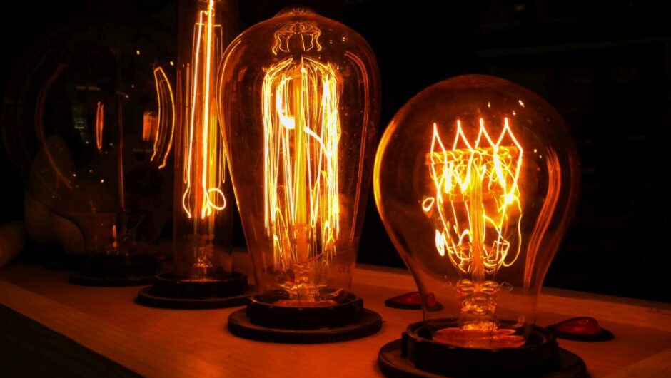 Ο πρόεδρος της ΓΕΝΟΠ-ΔΕΗ καταγγέλλει κερδοσκοπία στην ενέργεια: «ΔΕΗ και πάροχοι αγοράζουν με 454 ευρώ και πουλάνε με 790»