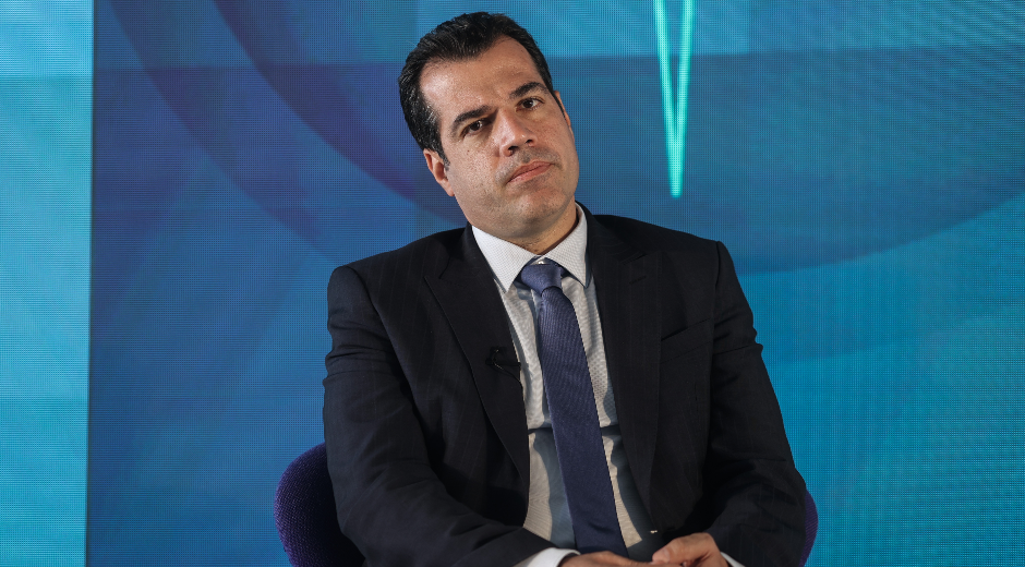 Ενα βήμα πίσω