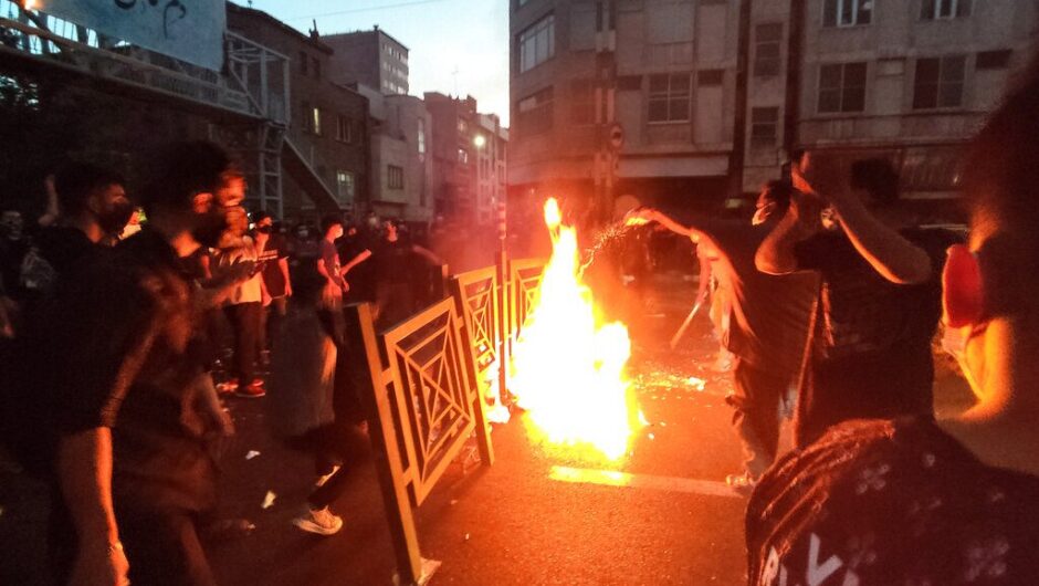 Χάος στο Ιράν: Η κυβέρνηση φιμώνει τους πολίτες «κόβοντας» το ίντερνετ (Photos – Videos)