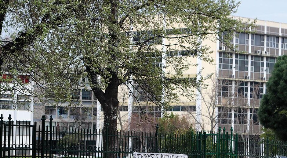 Το ΑΠΘ μοιράζει δωρεάν βιβλία του Παπαδόπουλου υπέρ της χούντας