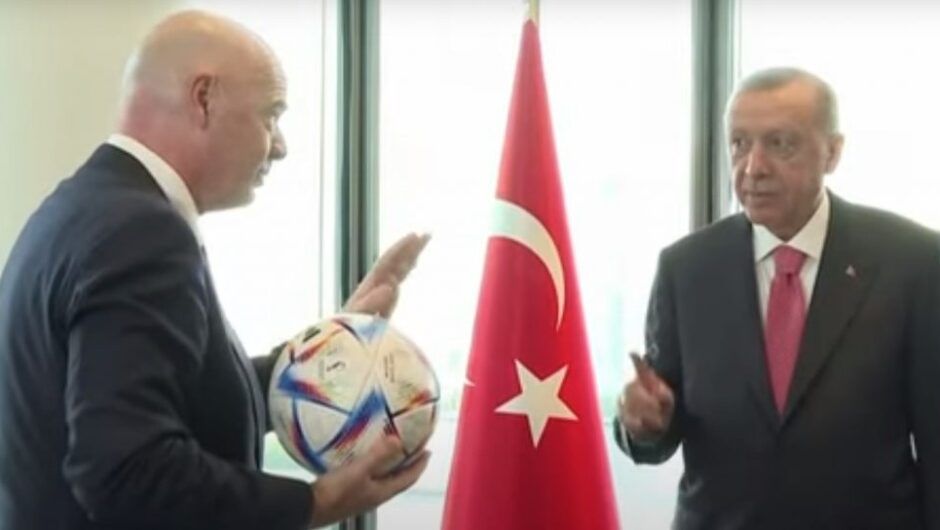 Ερντογάν: Το… γύρισε στο ποδόσφαιρο – Ο Ινφαντίνο του χάρισε την επίσημη μπάλα του Μουντιάλ