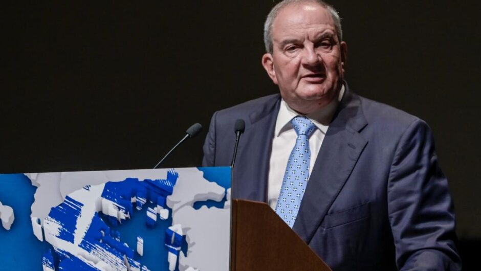 Κώστας Καραμανλής / Άδειασε τον Μητσοτάκη – «Να ξεκαθαριστεί ποιοι και γιατί παρακολουθούσαν τον Ανδρουλάκη»