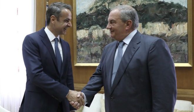 Καραμανλής – Μητσοτάκης θάβουν το τσεκούρι του πολέμου