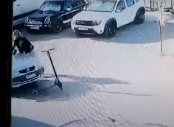 Κρήτη: ΙΧ παρέσυρε το πατίνι της, αλλά πρόλαβε και πήδηξε