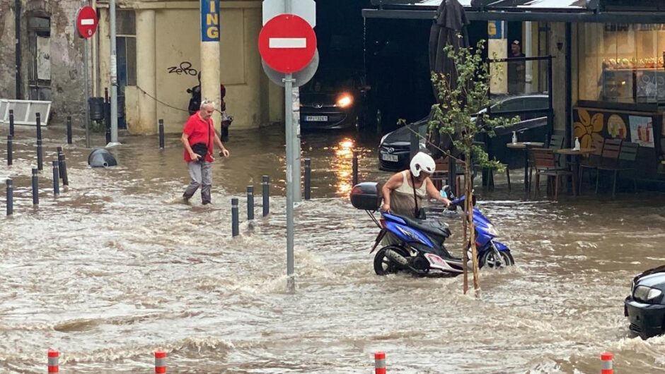 Θεσσαλονίκη / Πλημμύρισε το κέντρο της πόλης – Ξεβουλώνουν τα φρεάτια με τα χέρια (βίντεο)