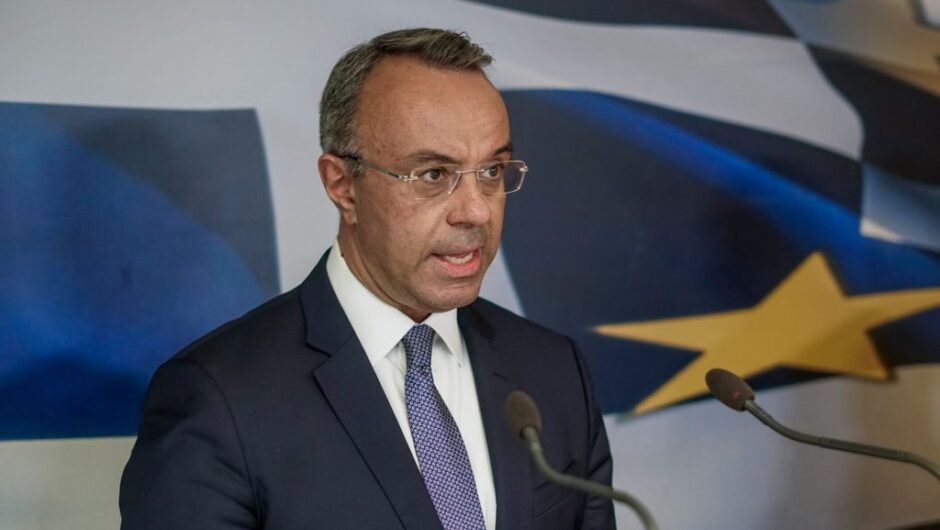 Πρώτα οι «άριστοι»: Ένα ολόκληρο αεροπλάνο περιμένει… το υπουργικό αυτοκίνητο του Σταϊκούρα (Videos)