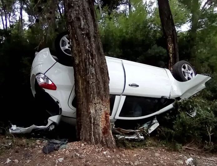 Αλόννησος: Τρομακτικό τροχαίο – Αυτοκίνητο αναποδογύρισε και σφηνώθηκε ανάμεσα σε δέντρα