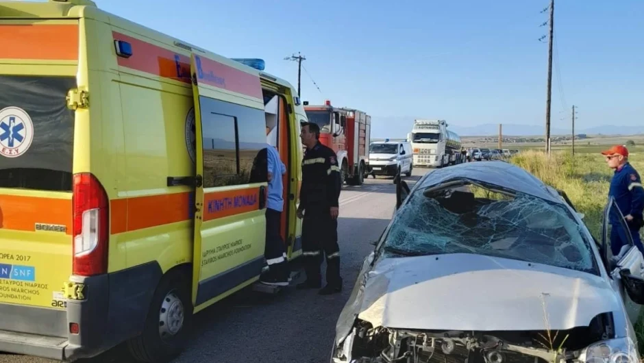 Εικόνες από το τροχαίο στη Λάρισα: Αυτοκίνητο με ποδοσφαιριστές βγήκε από το δρόμο