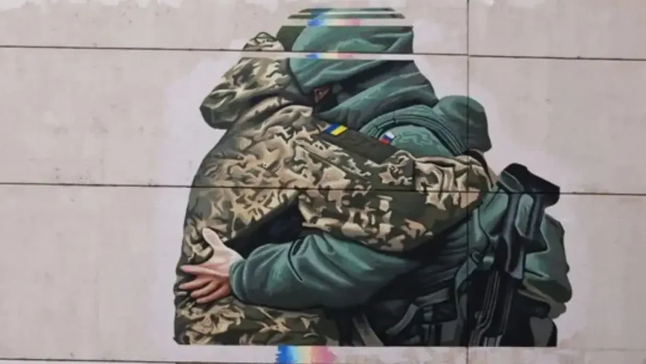 Αυστραλία: Θύελλα αντιδράσεων για τοιχογραφία που δείχνει Ρώσο και Ουκρανό στρατιώτη να αγκαλιάζονται