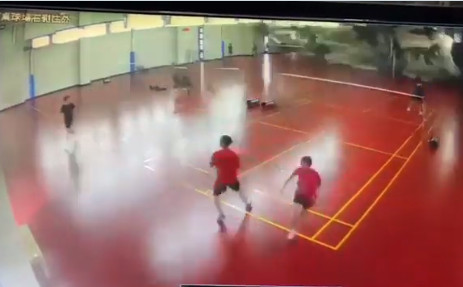 Ταϊβάν: Κατέρρευσε οροφή σε κλειστό γήπεδο – Έτρεχαν για να σώσουν τη ζωή τους