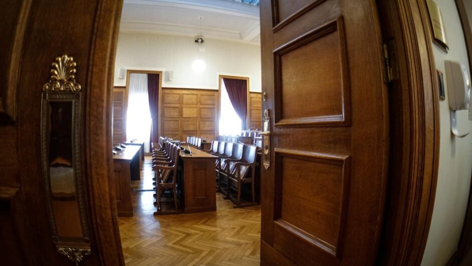 Απόρρητο και φαρσοκωμωδία