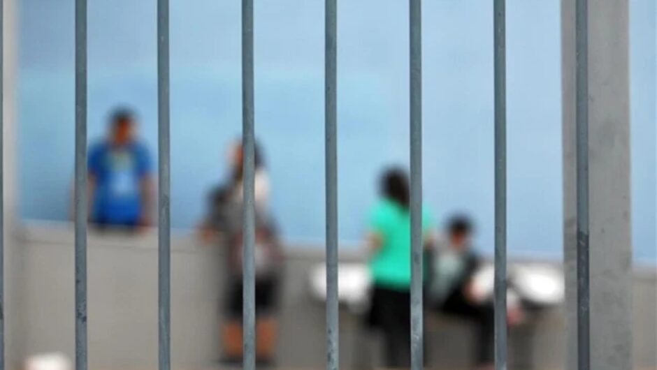 Στα χέρια διευθυντής ΕΠΑΛ με μαθητή – Ξύλο, αστυνομικοί και ένας τραυματίας από γυαλιά