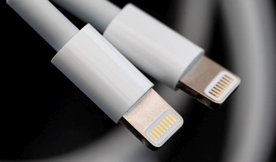 ΕΕ: Κοινός φορτιστής για όλες τις συσκευές – Εγκρίθηκε το μέτρο, έχασε τον πόλεμο η Apple