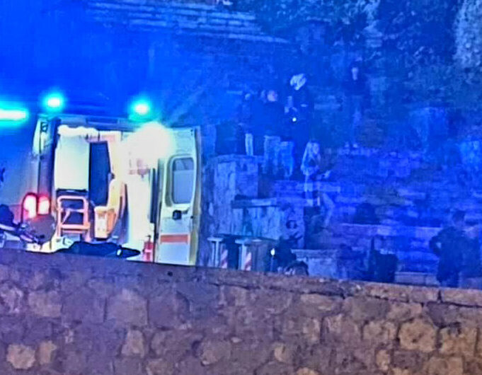 Τρίκαλα: 14χρονος έπεσε από ύψος πίσω από το Φρούριο. Τραυματίστηκε σοβαρά