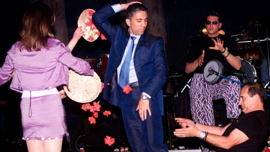 Η δεκαετία του 1980 και τα σκυλάδικα, τα καψουροτράγουδα, οι στίχοι και… η πολιτική αποδοχή τους