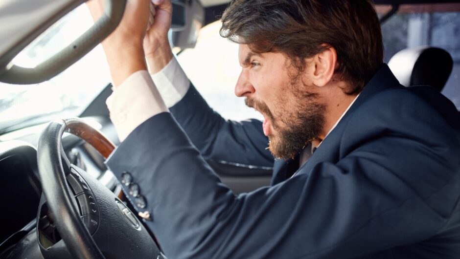 Η δύναμη της βρισιάς: Πώς οι απρεπείς λέξεις επηρεάζουν το μυαλό, το σώμα και τις σχέσεις σας