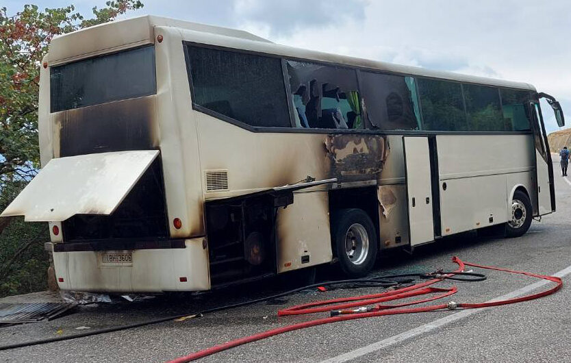 Στις φλόγες τυλίχτηκε λεωφορείο στα Μετέωρα (φωτ.)