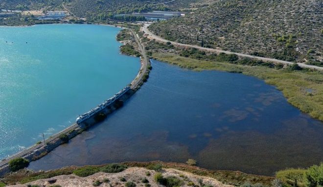 Ένα τρένο διασχίζει τα κύματα: Τα ομορφότερα 450 μέτρα του ελληνικού σιδηρόδρομου