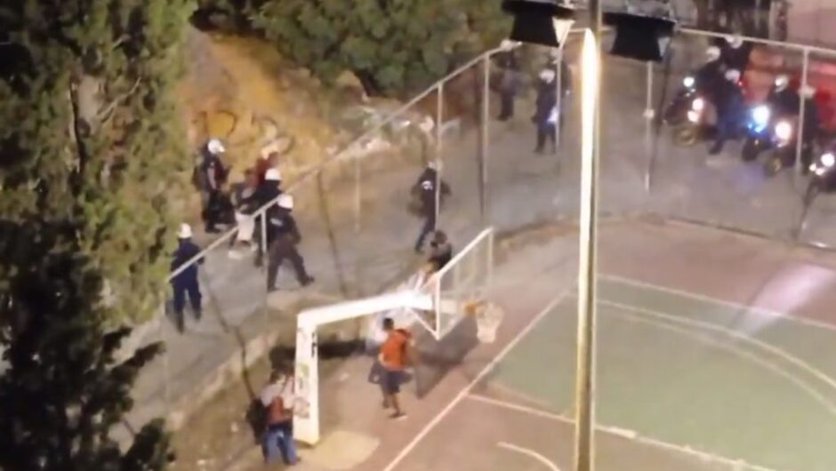 Εξάρχεια: Καταγγελία για ξυλοδαρμό πολίτη από τα ΜΑΤ μπροστά στο παιδί του (Video)