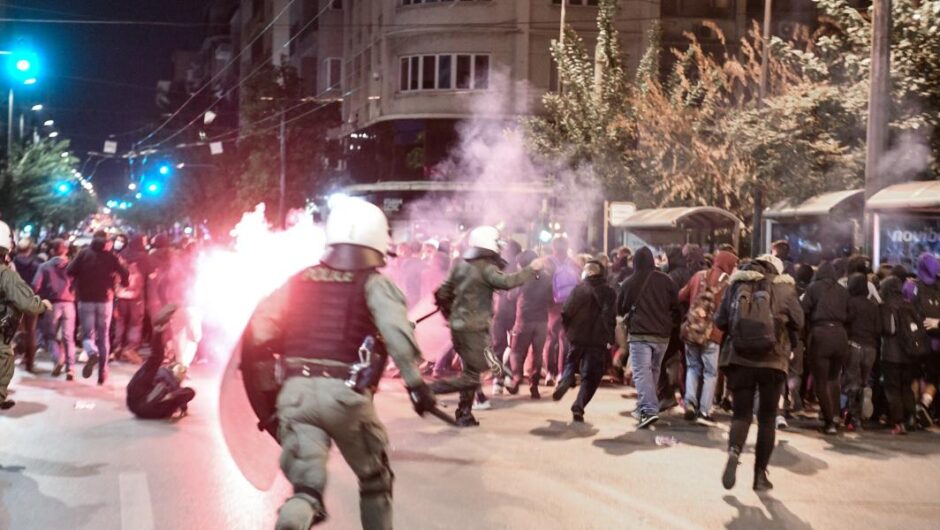 ΑΤ Ομόνοιας / Τα ΜΑΤ χτύπησαν τους αλληλέγγυους στην 19χρονη – Μία τραυματίας