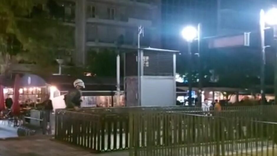 Βικτώρια / ΜΑΤατζής ήθελε να μπει στον ηλεκτρικό για να κυνηγήσει κόσμο (βίντεο)