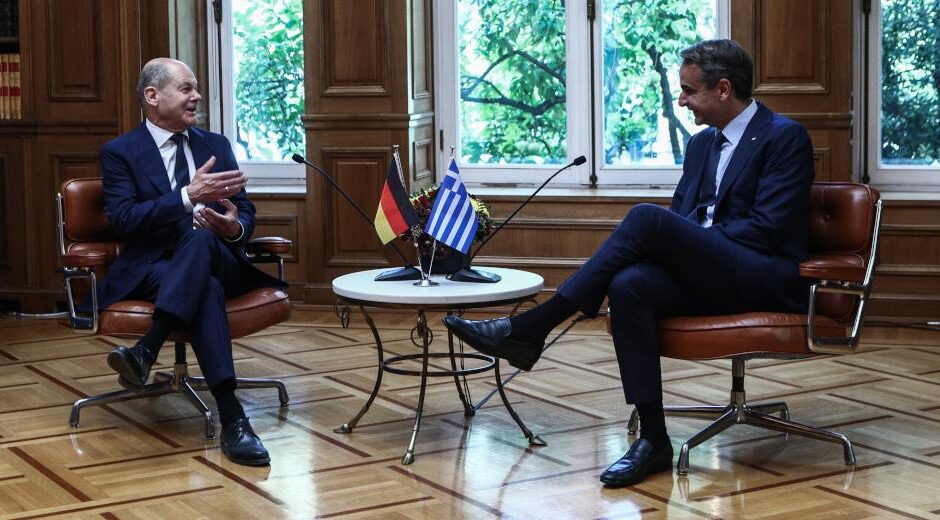 Οκτώ «κίτρινες κάρτες» ΣΥΡΙΖΑ σε Μητσοτάκη και Σολτς