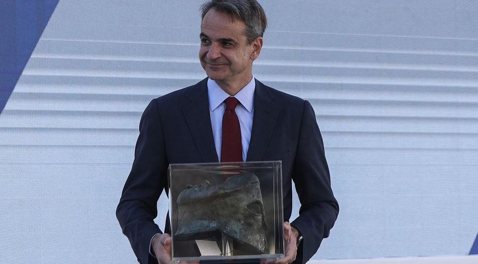 Ολα τα σφάζει, όλα τα μαχαιρώνει