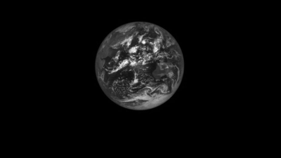 NASA / Εντυπωσιακή φωτογραφία Γης και Σελήνης από διαστημόπλοιο