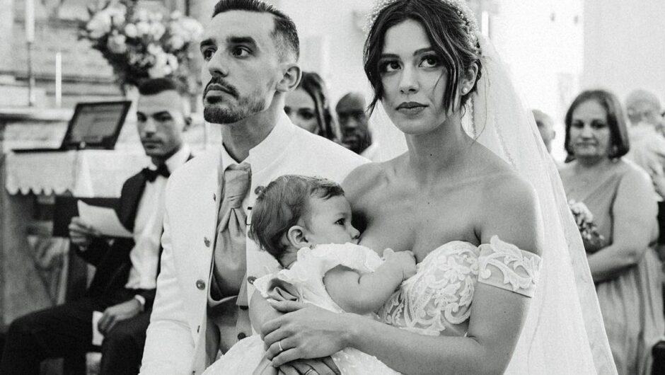 Μια μαμά θηλάζει το παιδί της, ενώ παντρεύεται. Το μεγαλείο της αγάπης και του multitasking