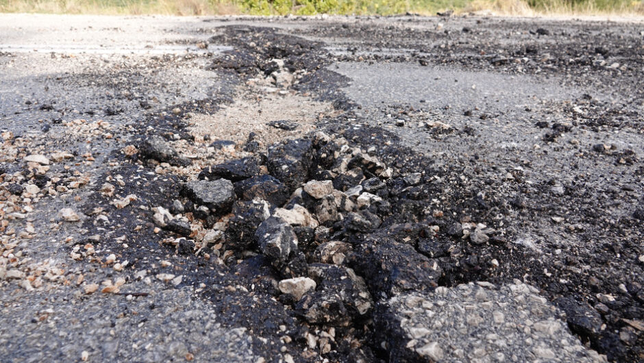 Κεφαλονιά: Κεραυνός «χτυπά» το οδόστρωμα- Δείτε φωτογραφίες