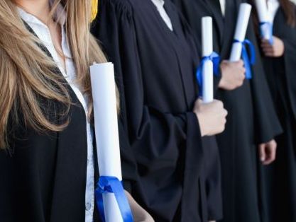 «Με αποκλείουν από την ορκωμοσία γιατί δεν έχω να πληρώσω την φοιτητική μέριμνα»