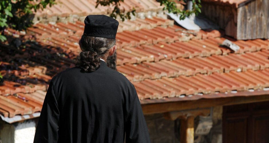 Μαγνησία: Έτσι στήριξαν τον ιερέα μετά την επίθεση με καυστικό υγρό στο αυτοκίνητό του – Το μήνυμά του