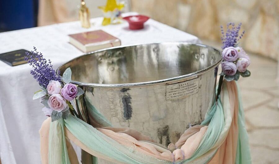 Αχαΐα: Άγριος καβγάς παππούδων για το όνομα διέκοψε την βάπτιση του εγγονού τους – Έφυγαν από την εκκλησία