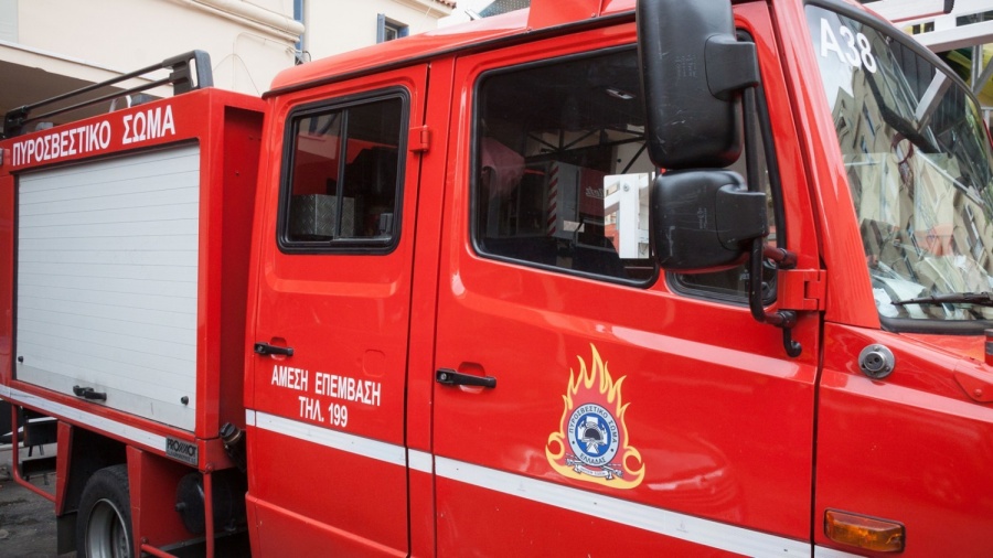 Έβαλε φωτιά στο σπίτι του στη Νέα Ιωνία και έτρωγε μακαρόνια στην αυλή