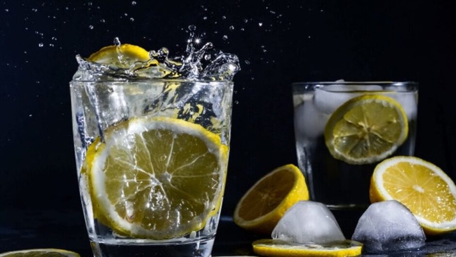 Γιατί πρέπει να σταματήσετε να βάζετε φέτα λεμονιού στο ποτό σας