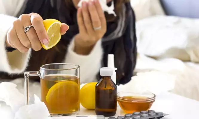 Μπορεί το τσάι με μέλι και λεμόνι να καταπολεμήσει το κρυολόγημα;