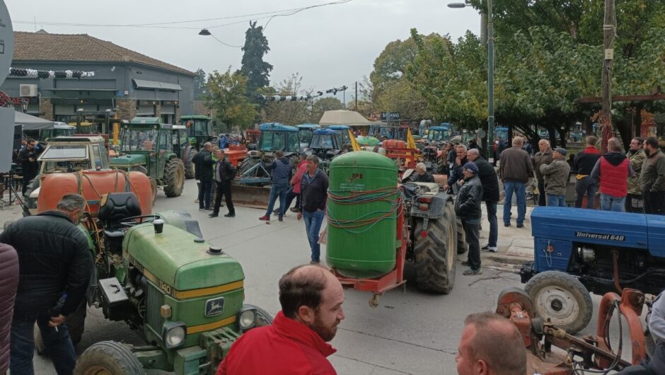 Στους δρόμους με τα τρακτέρ οι παραγωγοί σε Αγιά και Ελασσόνα (φωτ.)