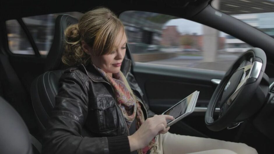 Φοράς μπουφάν στο αυτοκίνητο; Αυτό είναι το πρόστιμο που σε περιμένει