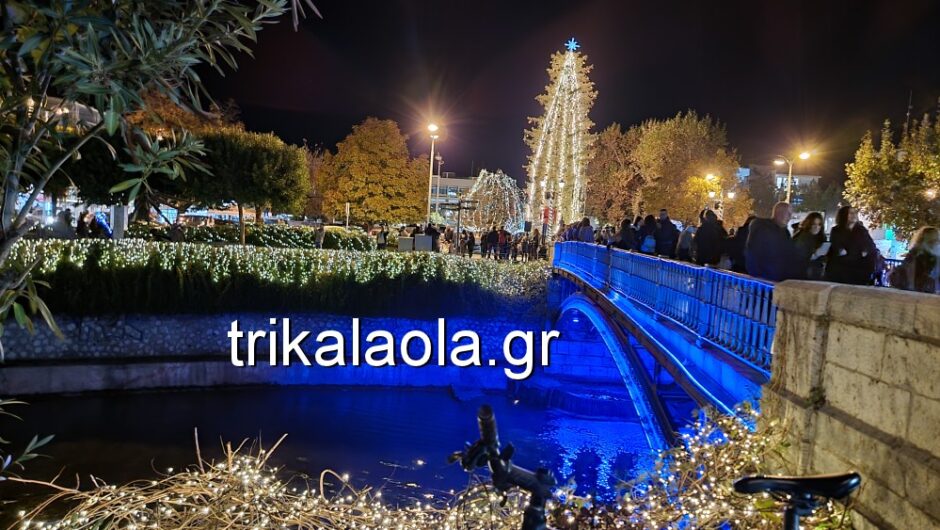 Εντυπωσιακή φωταγώγηση του χριστουγεννιάτικου δέντρου με πυροτεχνήματα στα Τρίκαλα