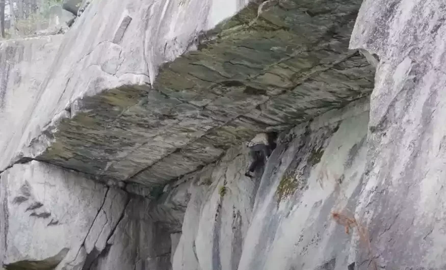 Βίντεο που κόβει την ανάσα: Παράτολμος ορειβάτης σκαρφαλώνει σε εξαιρετικά απόκρημνο βουνό!